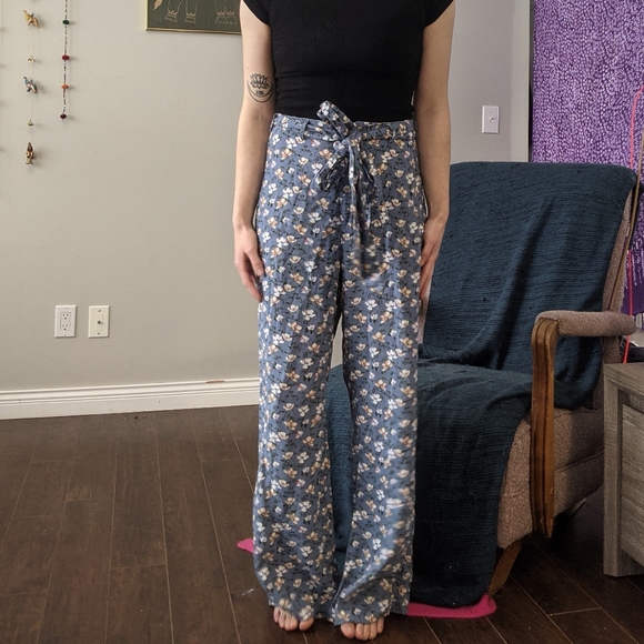 Flowy wide leg floral pants with tie waist - Picture 1 of 5
